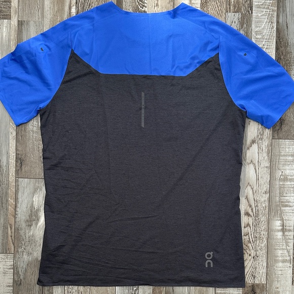 On Running Men's Vibrant Blue and Black Tee - Picture 6 of 6